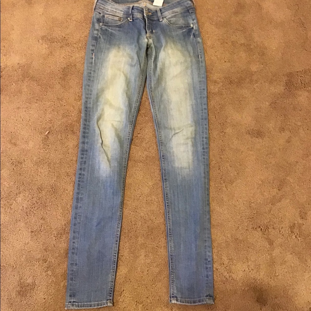 Light wash skinny jean